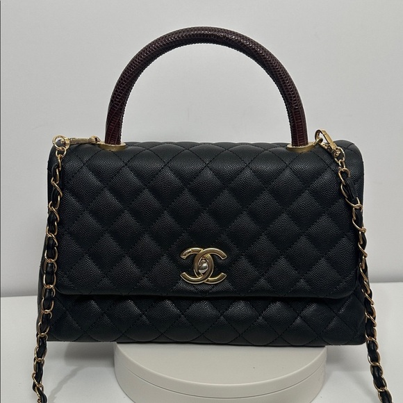 💯Authentic Chanel Black Quilted Shoulder Bag with Gold Accents🍀 - Picture 13 of 17
